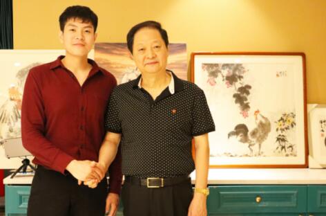 张俊以为申傲写新歌 中华卫视董事局主席黄阿原会见影视新星申傲。
