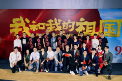 《我和我的祖国》北京首映 杜江刻苦练习获升旗手原型高度赞扬。